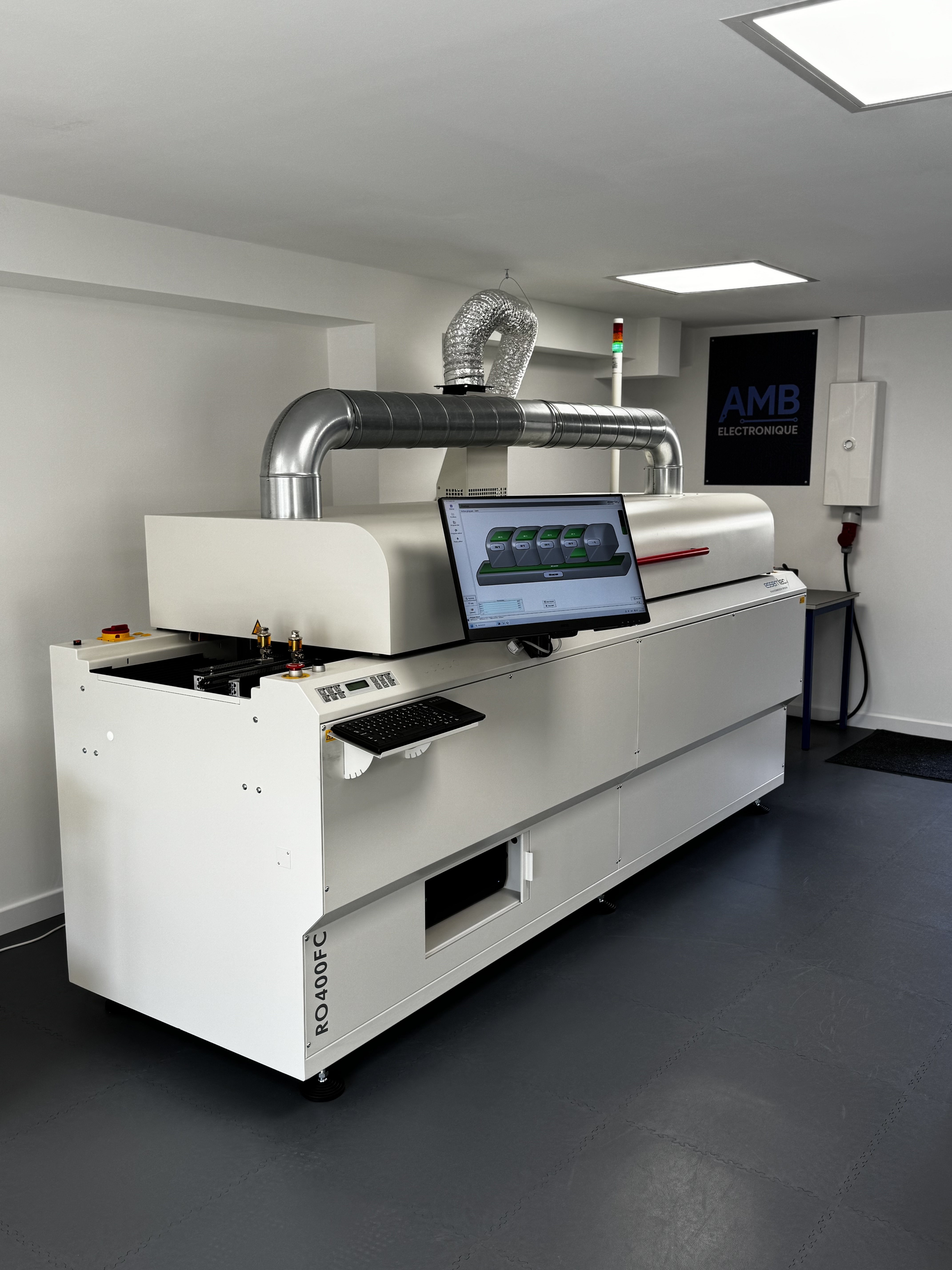 Four à refusion en atelier électronique